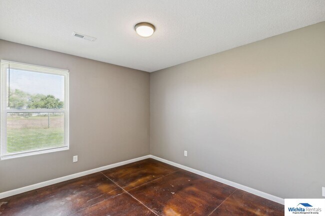 Building Photo - 3 bedroom, 2 bath duplex
