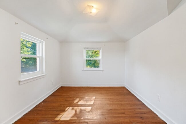 Building Photo - Newly Renovated 3Bd/1.5 Bath Home -- Avail...