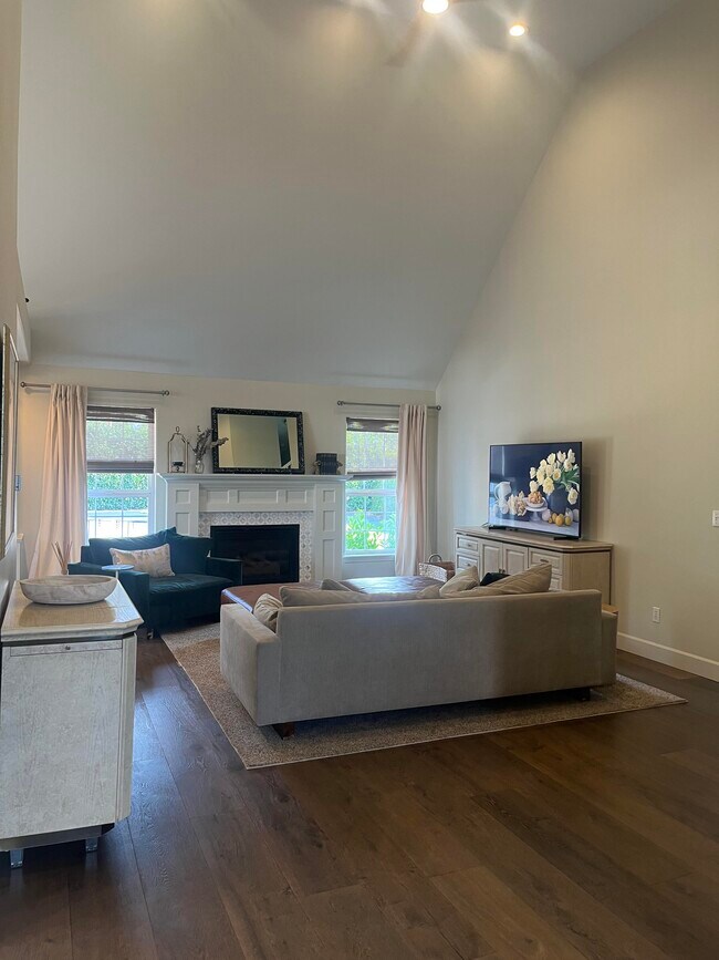 Building Photo - 648 E Maberry Dr