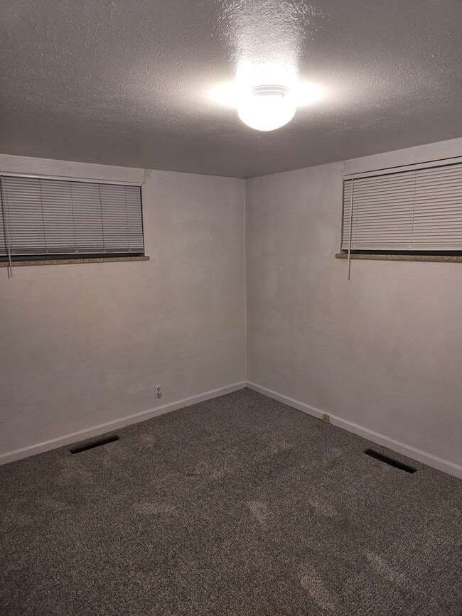 Building Photo - 2 Bed 1 Bath Garden Level Duplex