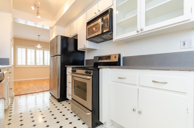 Building Photo - Stunning renovated apartment in the Heart ...