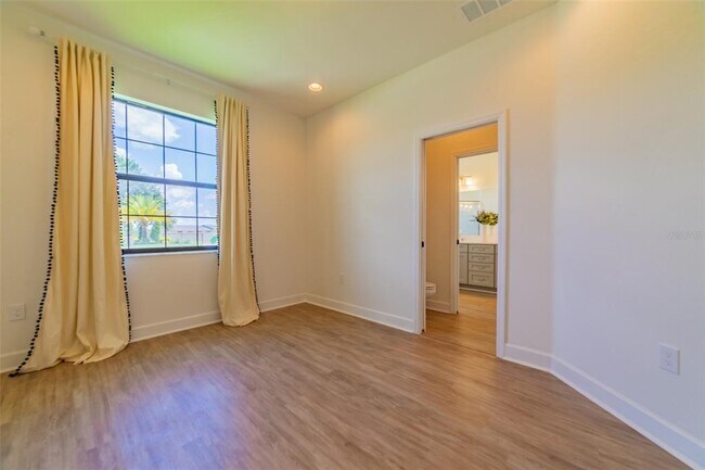 Building Photo - 570 Sanctuary Blvd