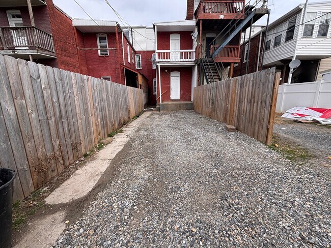 Building Photo - 738 W Poplar St