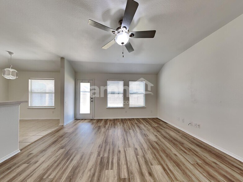 Building Photo - 1804 Heron Dr