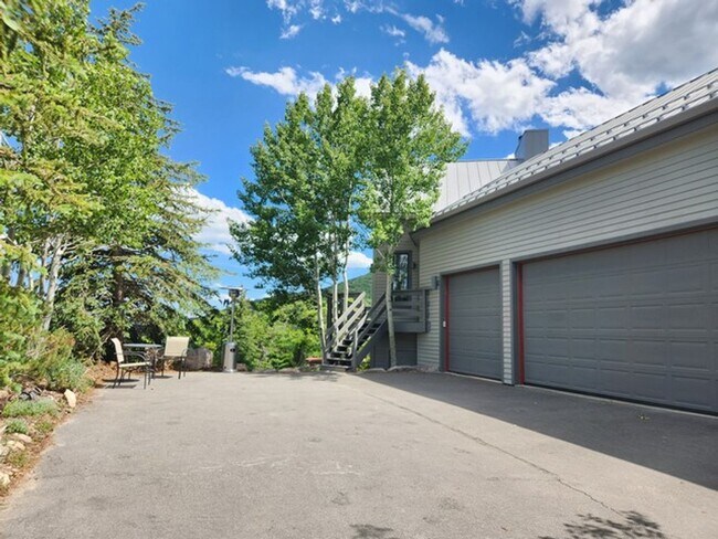 Building Photo - Private Pinebrook Estates Home