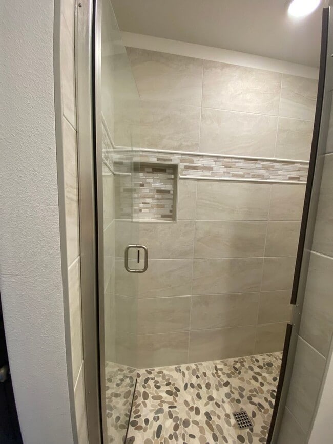 Building Photo - **SPRING SPECIAL- $200 off first months rent**  3 Bedroom Duplex in Veneta