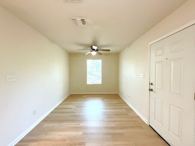 Building Photo - 1611 N Navidad St