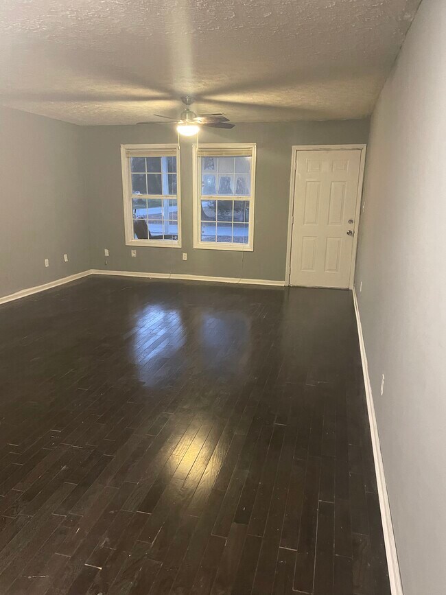 Living room front entry - 2618 Wren Cir