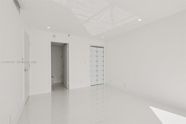 Building Photo - 7601 E Treasure Dr