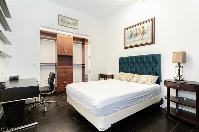 Building Photo - 360 E Desert Inn Rd