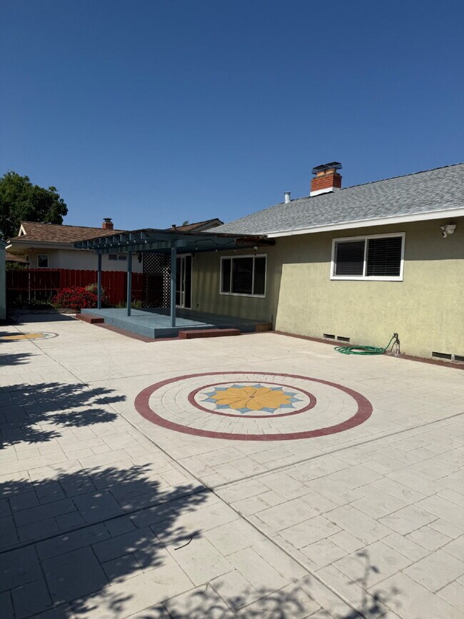Building Photo - Charming 4 bedrooms and 2 full bathrooms L...