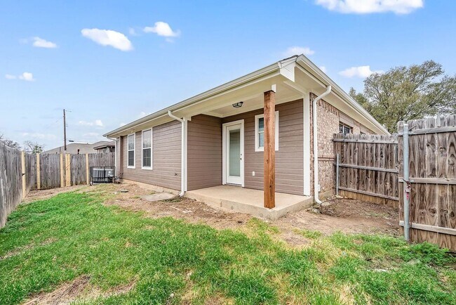 Building Photo - Light-Filled 3-Bedroom Home with Updated K...