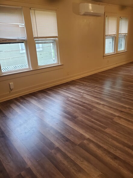 Living room - 222 W Murrill St