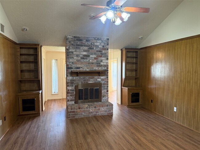 Building Photo - 214 Kings Ct