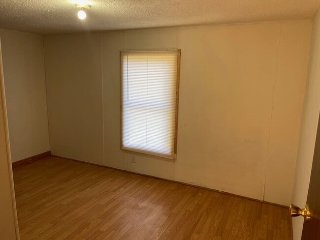 Building Photo - 3 bed, 2 bath, mobile home $800 month, $80...