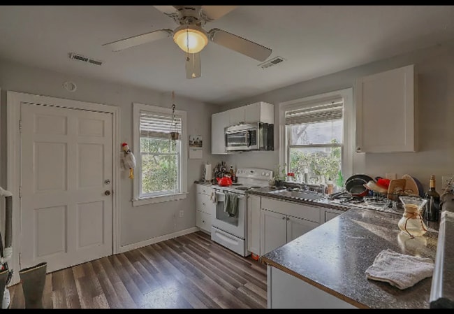Building Photo - 3 Bedroom 1 Bath Apartment - Downtown Char...