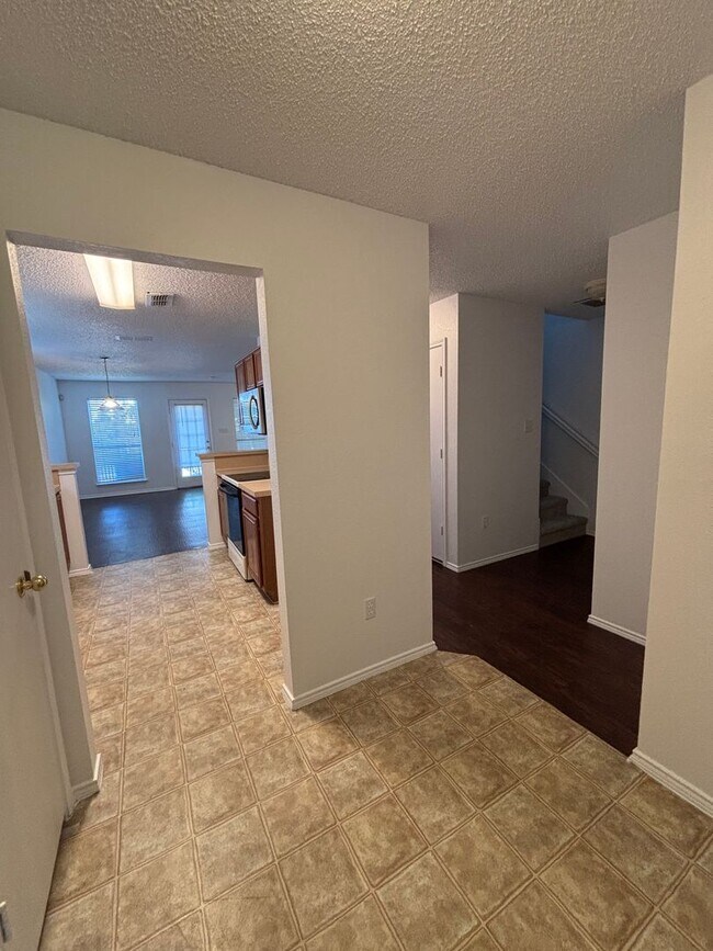 Building Photo - 7562 Kings Tr