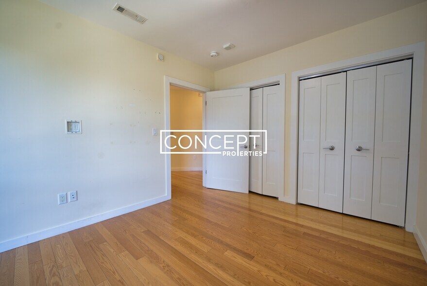 Building Photo - 5 Manor St