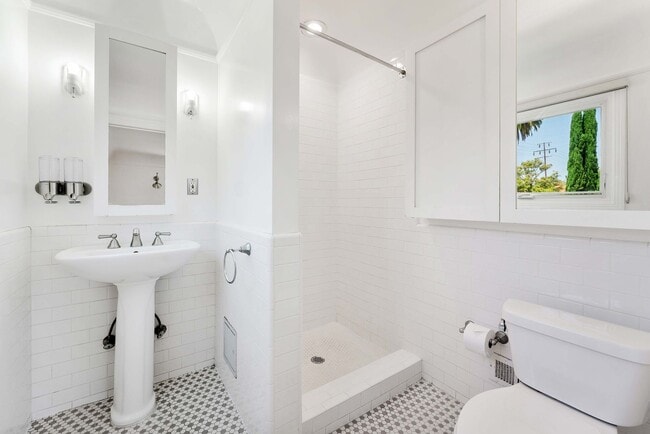 Building Photo - Incredible 4 bd 3 ba home