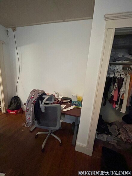 Building Photo - 143 Park Dr