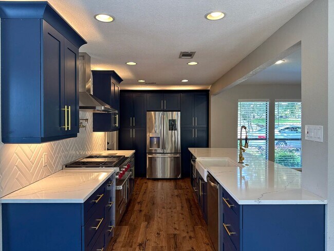 Building Photo - 3 Bed / 2 Bath / 2 Car Gargae / Pool