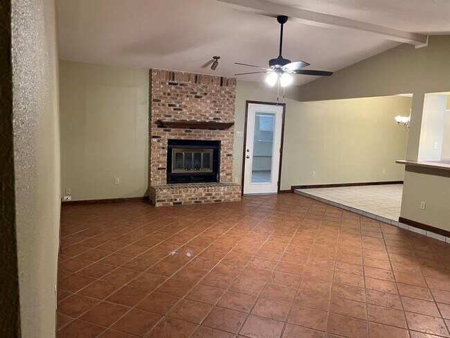 Building Photo - 670 Farm to Market 1626