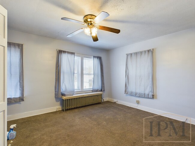 Building Photo - Available Now 3 bed 1 bath Located in Cent...