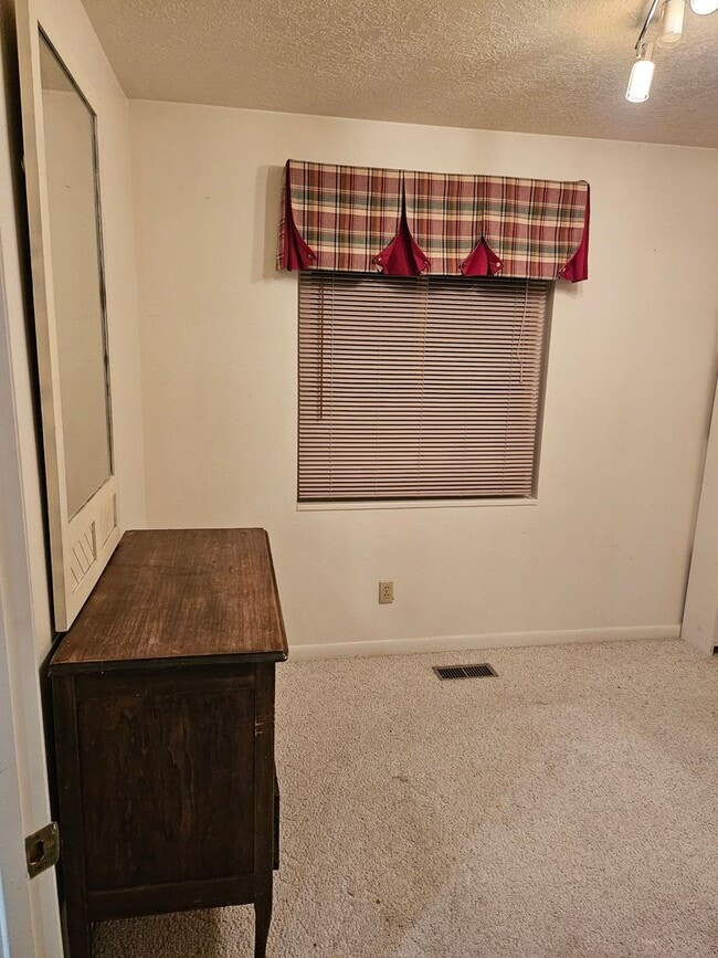 Building Photo - 837 W 30 S St