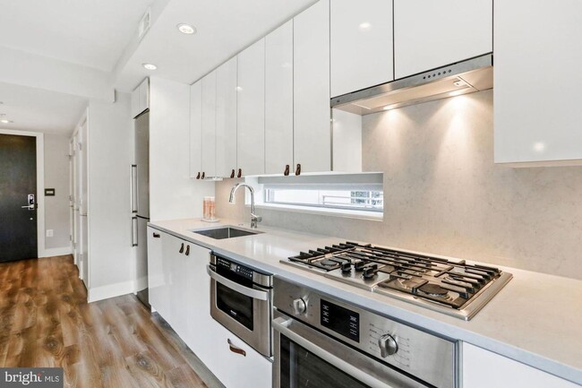 Building Photo - Practically new 1bd/1ba steps to Logan Cir...