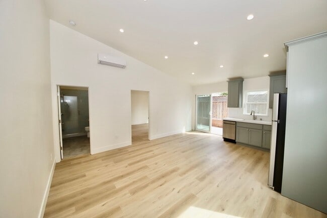 Building Photo - New Willow Glen Dream Back Cottage