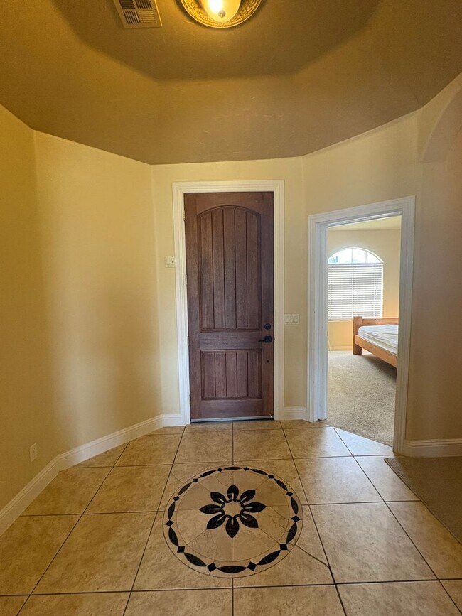 Building Photo - Beautiful 4 Bed 2.5 Bath in Laverkin