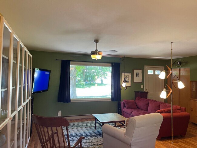 Building Photo - 3 Bedroom Home, Fully Furnished & Utilities Included!
