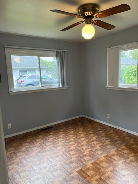 Building Photo - 5127 W Elmwood Ave