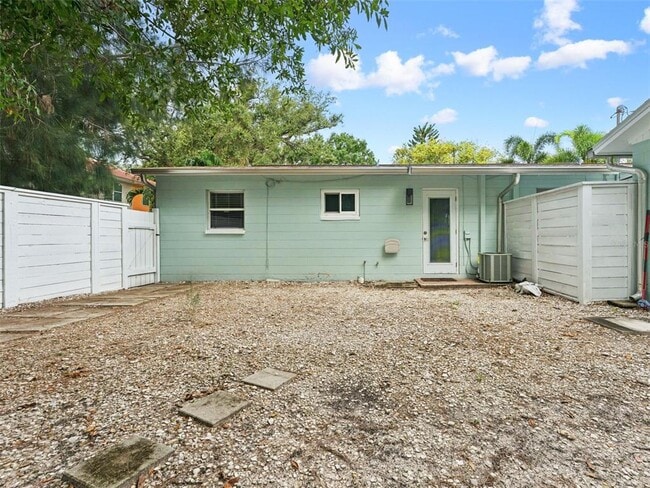 Building Photo - 3102 W San Juan St