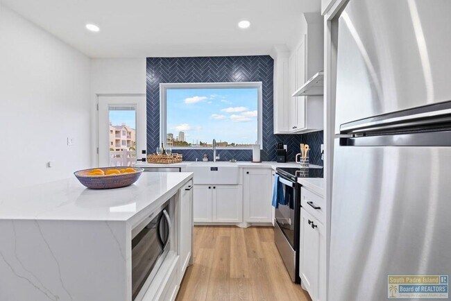 Building Photo - 111 W Sunny Isle Dr