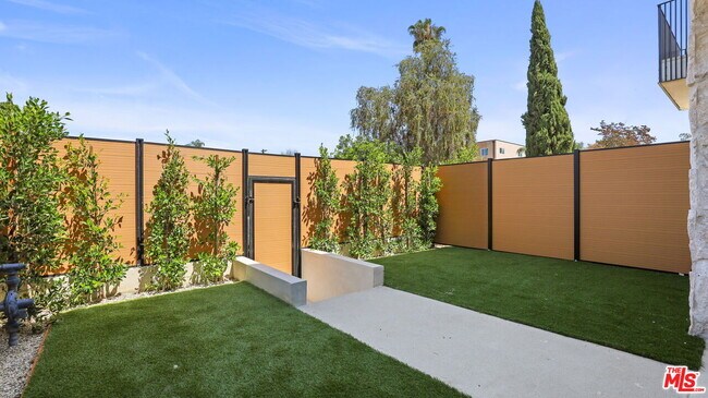 Building Photo - 10842 Peach Grove St