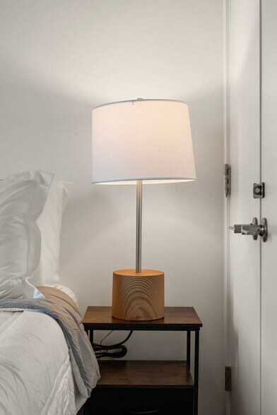 Building Photo - 853 W Blackhawk St