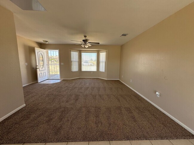 Building Photo - Remodeled 3 bed/2 bath home close to shopping