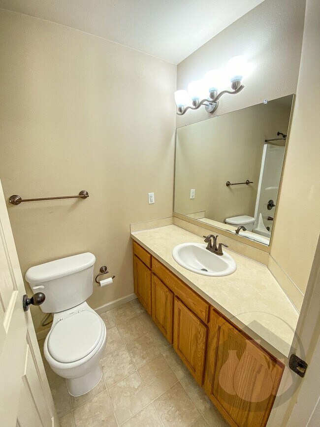 Building Photo - Gorgeous and Spacious South Salem Home