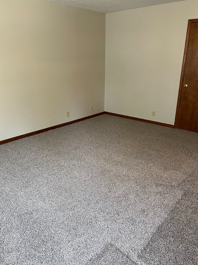 Building Photo - Don't miss out on this cozy duplex!