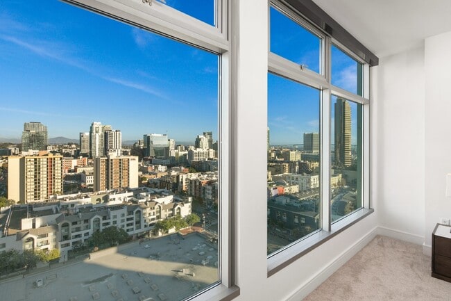 Building Photo - Luxurious 17th-Floor Renaissance Condo with Stunning City Views