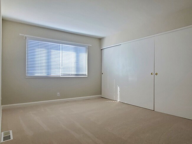 Building Photo - Spacious 2-Story Townhome, A/C, Remodeled ...