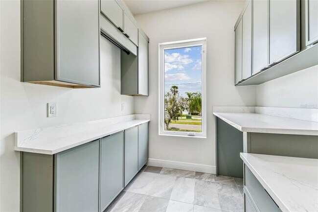 Building Photo - 3 Treasure Ln