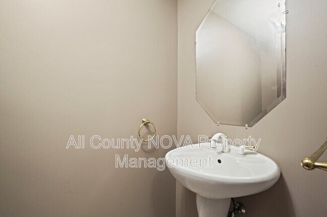 Building Photo - 6428 Earlham Dr