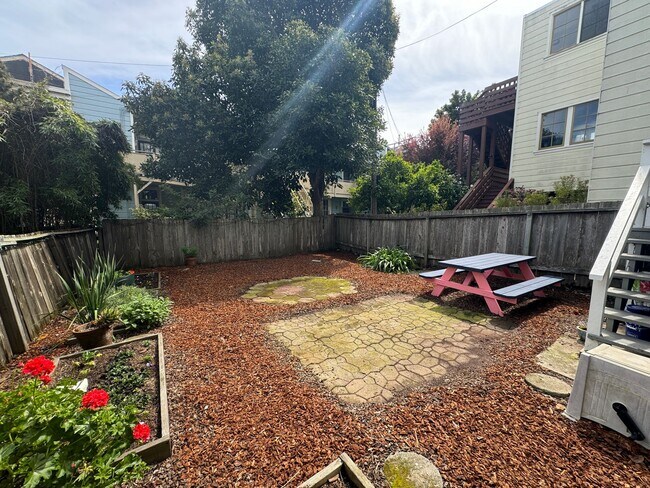 Building Photo - Bernal/Mission/Noe: Updated Flat w/ Shared...