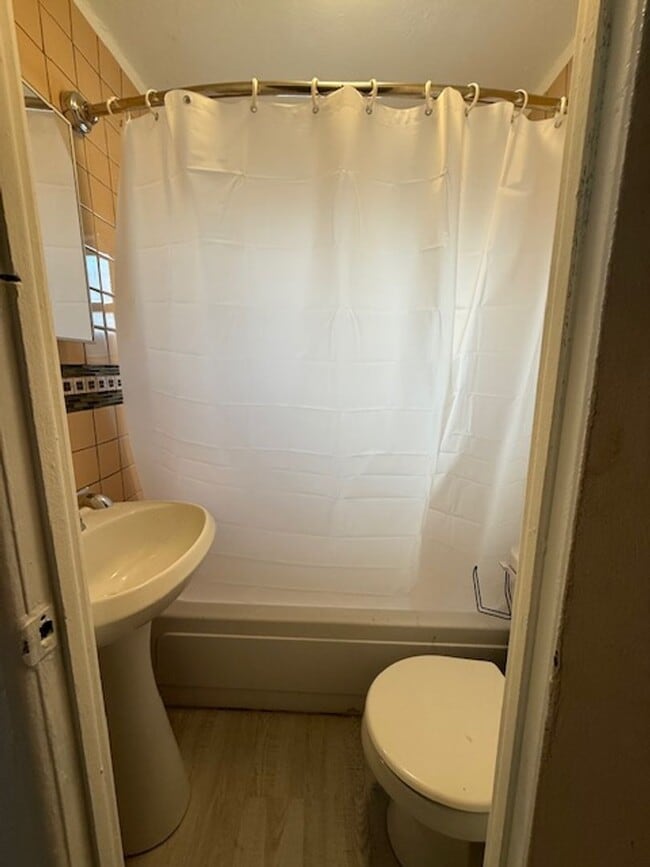 Building Photo - One Bedroom House Near Empower Field - Move In Ready!