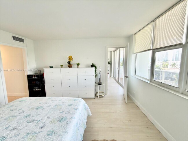 Building Photo - 3140 S Ocean Dr