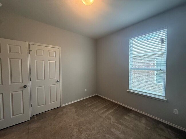 Building Photo - 352 Martha Dr
