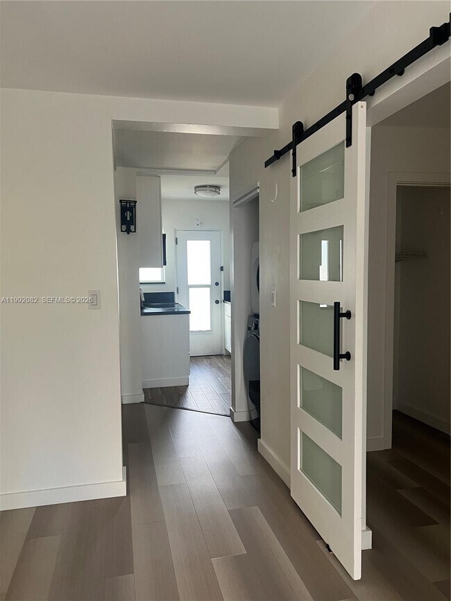 Building Photo - 225 SE 16th Ave