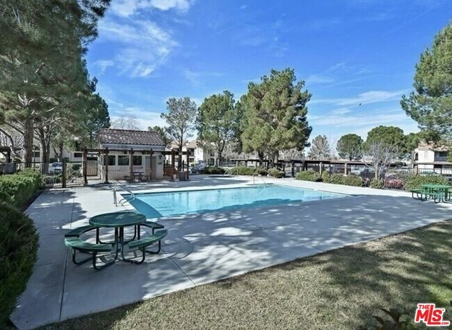 Building Photo - 2554 Olive Dr